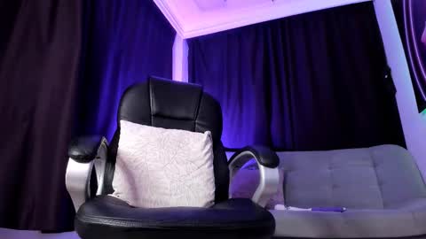 Snapshot of melani_greyy chatting on February 18, 2025, 11:19 pm melani greyy online show from February 18, 2025, 11:19 pm