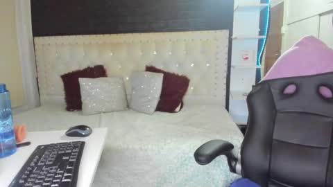 Snapshot of melanie_hh chatting on March 11, 2025, 7:15 am Melanie online show from March 11, 2025, 7:15 am