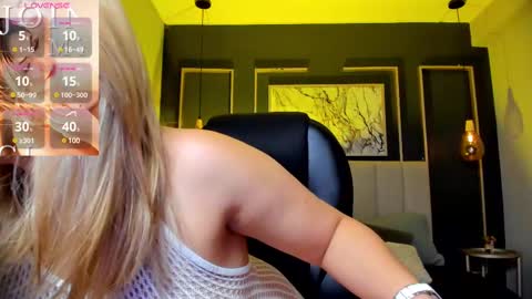 Snapshot of melanie_silver_ chatting on March 7, 2025, 10:10 pm Melanie online show from March 7, 2025, 10:10 pm