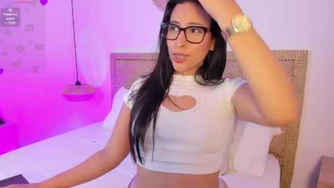 melaniejeann_ online show from May 15, 2026, 2:40 am