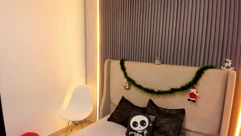 MelanieRoah online show from December 22, 2025, 7:44 pm