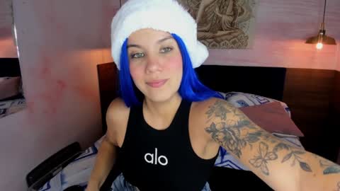 Melanie Roux online show from December 5, 2024, 7:49 pm