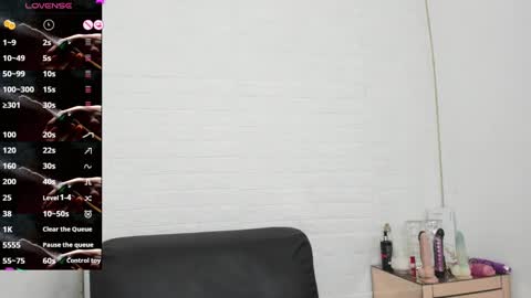 Snapshot of melannie_roses chatting on October 8, 2025, 12:03 pm melannie roses online show from October 8, 2025, 12:03 pm