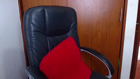 Snapshot of melika_sweet chatting on October 27, 2025, 6:45 pm eli online show from October 27, 2025, 6:45 pm