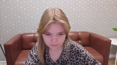 Sophia online show from November 20, 2025, 4:45 am