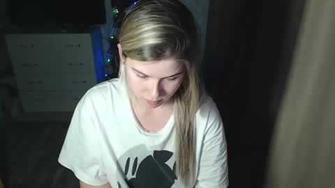 Melissa  Ray online show from December 18, 2024, 1:34 pm