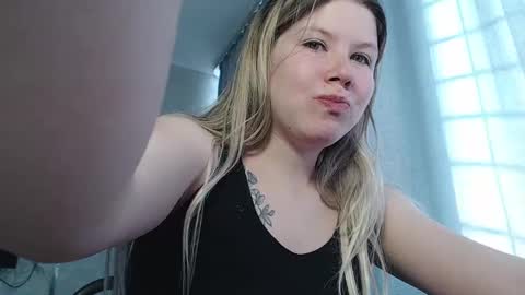 Melissa  Ray online show from March 11, 2025, 9:13 am