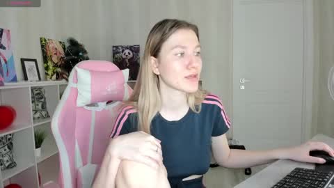 melissa_moooree online show from February 26, 2025, 2:46 pm