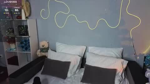 mellhyees online show from December 22, 2025, 5:54 pm