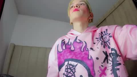 Snapshot of melo_twink chatting on October 18, 2025, 8:37 am Melo online show from October 18, 2025, 8:37 am