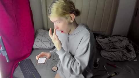 Snapshot of melo_twink chatting on October 20, 2025, 7:31 am Melo online show from October 20, 2025, 7:31 am