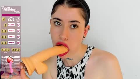 Snapshot of melody_suarez chatting on December 10, 2024, 11:30 pm MELODY online show from December 10, 2024, 11:30 pm