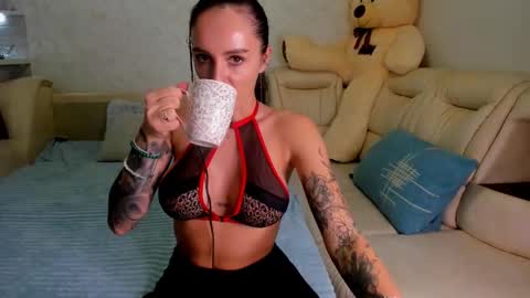 Snapshot of melodyhewit chatting on January 14, 2025, 7:00 pm Masha online show from January 14, 2025, 7:00 pm