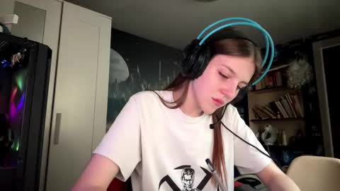 Hi Im Aria 18 years old online show from September 25, 2025, 12:09 pm