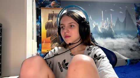 Hi Im Aria 18 years old online show from April 16, 2026, 2:51 pm