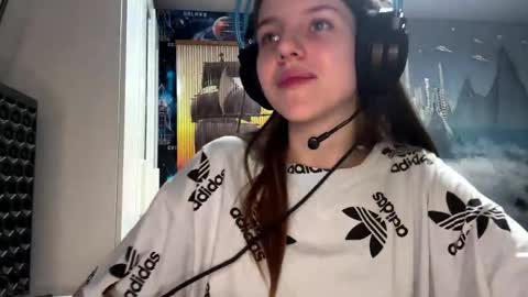 Hi Im Aria 18 years old online show from April 18, 2026, 3:27 pm
