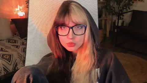 Snapshot of memorycadence chatting on October 19, 2025, 3:23 pm Mia online show from October 19, 2025, 3:23 pm