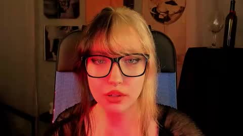 Snapshot of memorycadence chatting on October 22, 2025, 8:30 pm Mia online show from October 22, 2025, 8:30 pm