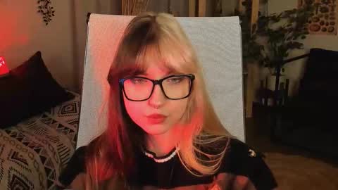 Snapshot of memorycadence chatting on October 31, 2025, 3:24 pm Mia online show from October 31, 2025, 3:24 pm