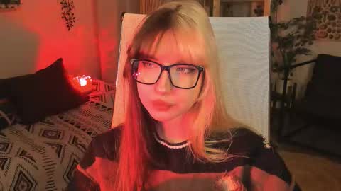 Snapshot of memorycadence chatting on November 5, 2025, 3:23 pm Mia online show from November 5, 2025, 3:23 pm