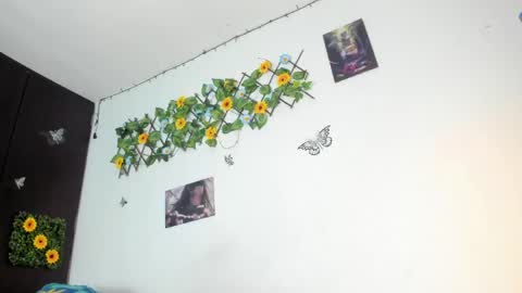 Snapshot of mensia_hernandez chatting on April 29, 2026, 12:53 pm Princess Mensia online show from April 29, 2026, 12:53 pm