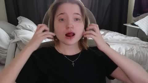 Snapshot of meowki4 chatting on March 12, 2026, 10:10 am meowme online show from March 12, 2026, 10:10 am