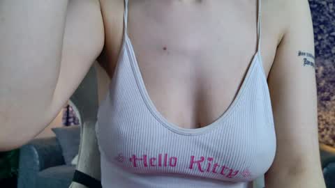 Snapshot of meowwmurr chatting on May 4, 2026, 5:25 am Mia online show from May 4, 2026, 5:25 am