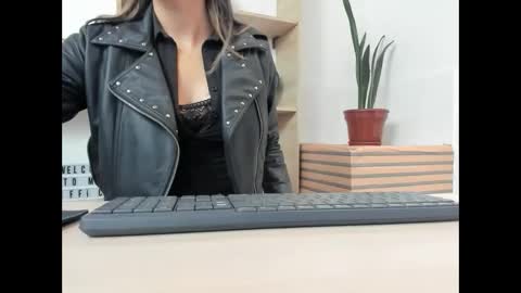 Snapshot of merlinaadams_ chatting on September 30, 2025, 2:44 pm Merlina online show from September 30, 2025, 2:44 pm