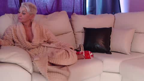 Snapshot of messyholesfuck chatting on February 18, 2025, 11:44 am Jenny online show from February 18, 2025, 11:44 am