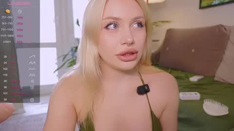 Stella online show from September 19, 2025, 1:23 pm