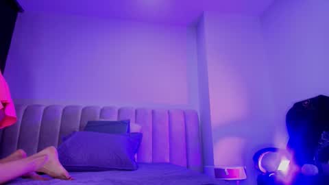 Emi online show from November 11, 2025, 7:36 pm