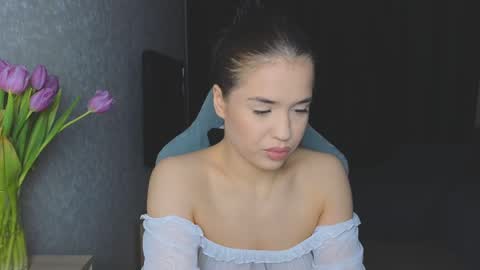 Mia online show from March 10, 2025, 5:00 am