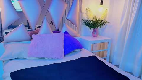 Mia online show from October 19, 2025, 5:08 am