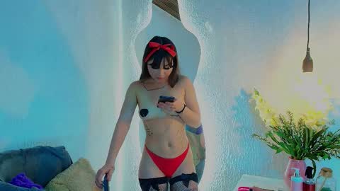 Mia online show from November 4, 2025, 5:50 am