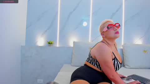 Mia  online show from December 5, 2024, 10:55 am