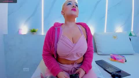 Mia  online show from December 7, 2024, 10:56 am