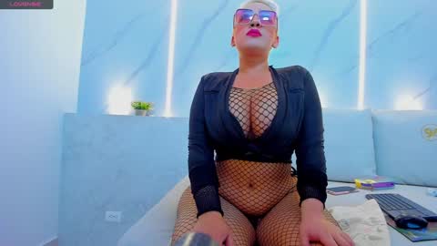 Mia  online show from December 30, 2024, 11:59 am