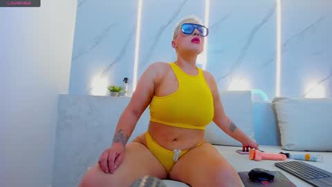 Mia  online show from January 3, 2025, 2:40 pm