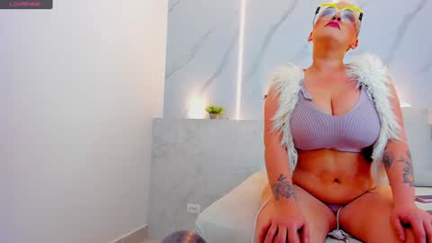 Mia  online show from January 8, 2025, 12:05 pm