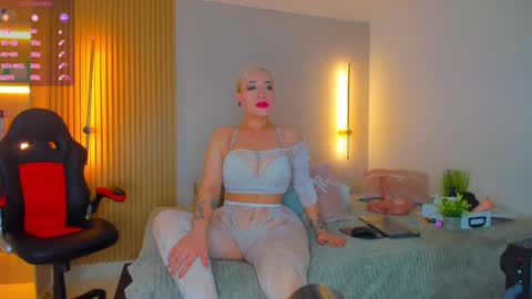 Mia  online show from October 3, 2025, 11:51 am