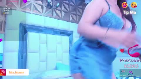 Snapshot of mia_blumm chatting on October 7, 2025, 11:18 am Miaa online show from October 7, 2025, 11:18 am