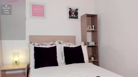 Mia Cano online show from November 6, 2025, 4:52 pm