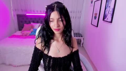 Mia online show from November 11, 2025, 8:09 pm