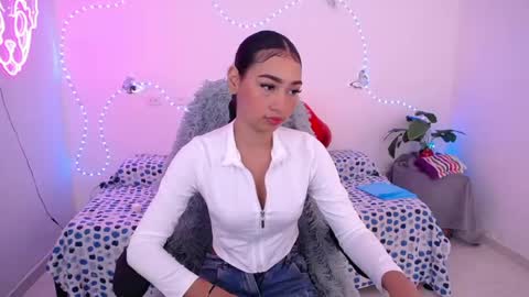 mia_cute_girl online show from June 1, 2026, 1:35 pm