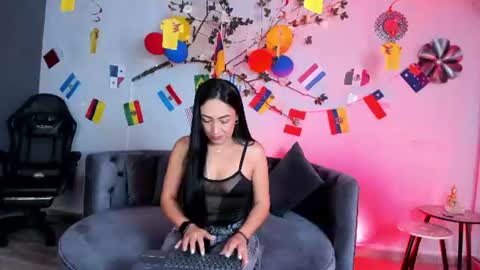 mia_davis__ online show from June 18, 2026, 11:36 am