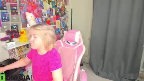 Mia online show from May 4, 2026, 2:51 am