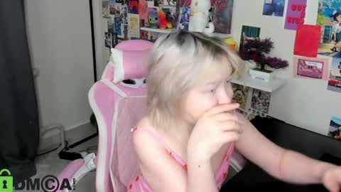 Mia online show from May 5, 2026, 3:03 am