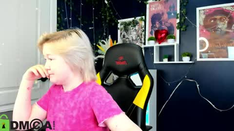 Mia online show from May 8, 2026, 3:12 am