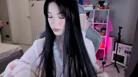 MIA HELP ME REACH 100 LIKES online show from November 17, 2025, 3:07 pm