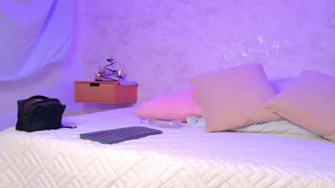 mia_hill1_ online show from May 18, 2026, 8:03 pm